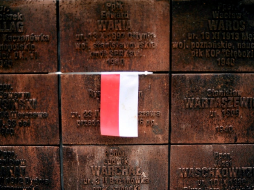 Rusia heq flamurin polak nga memoriali i masakrës sovjetike