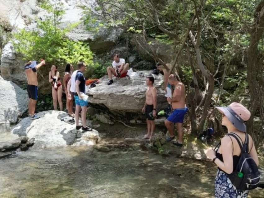 Turistë të huaj vizitojnë bukuritë natyrore të ujëvarës së Bogovës