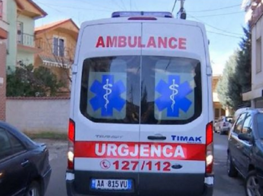 Shkoi në mes të natës në spital dhe deklaroi se është rrëzuar, çfarë i gjeti në banesë policia 22-vjeçarit në Elbasan