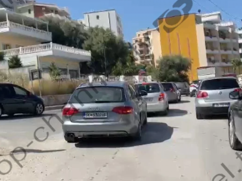 E diela e nxehtë dynd pushuesit drejt Vlorës, trafik i rënduar deri në Radhimë