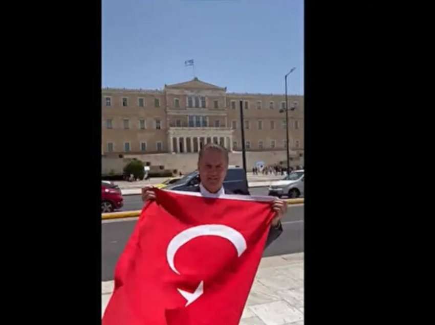 Politikani i njohur turk bën gjestin e paprecedentë, shpalos flamurin para Parlamentit të Greqisë. ‘Mitsotakis, hiq dorë nga Amerika!’