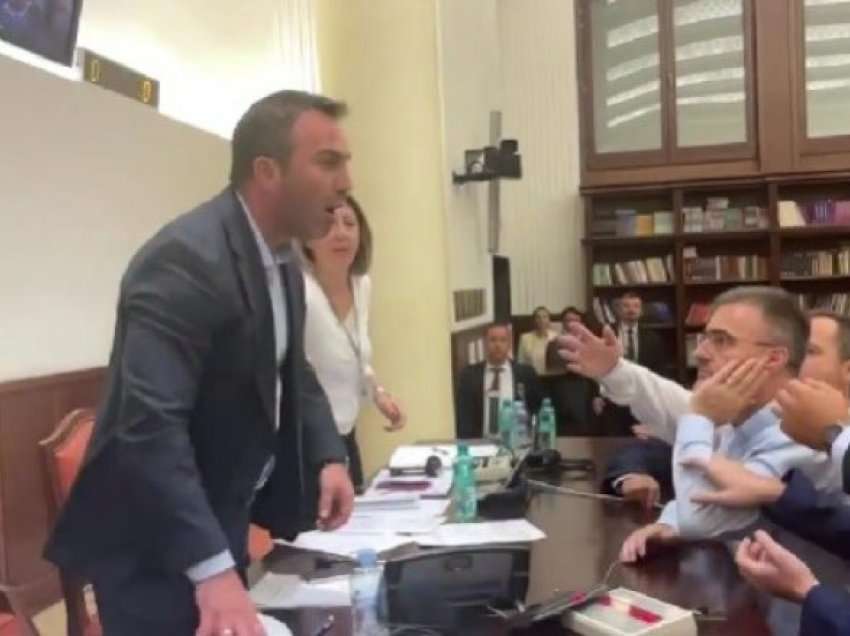 Incident në Kuvendin e Maqedonisë në mes Arbër Ademit dhe Milloshoskit