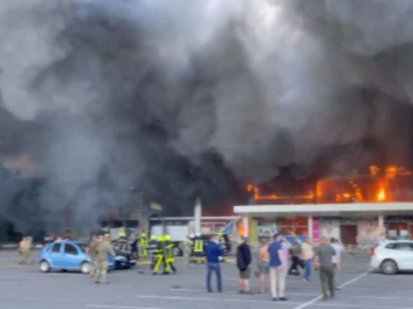 Raketa ruse mbi një qendër tregtare në Ukrainë, raportohet për viktima