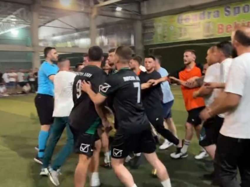 Publikohen pamje/ Futbollisti i Prishtinës rrahet në një turne në futboll të vogël