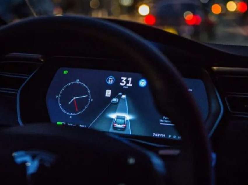 Tesla pushon nga puna rreth 200 punëtorë të ngarkuar me trajnimin e sistemit Autopilot