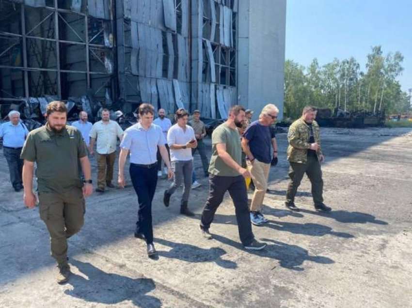 Richard Branson viziton aeroportin e dëmtuar pranë Kievit