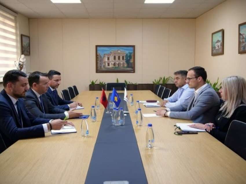 ​Ministri Faton Peci vizitoi Anamoravën