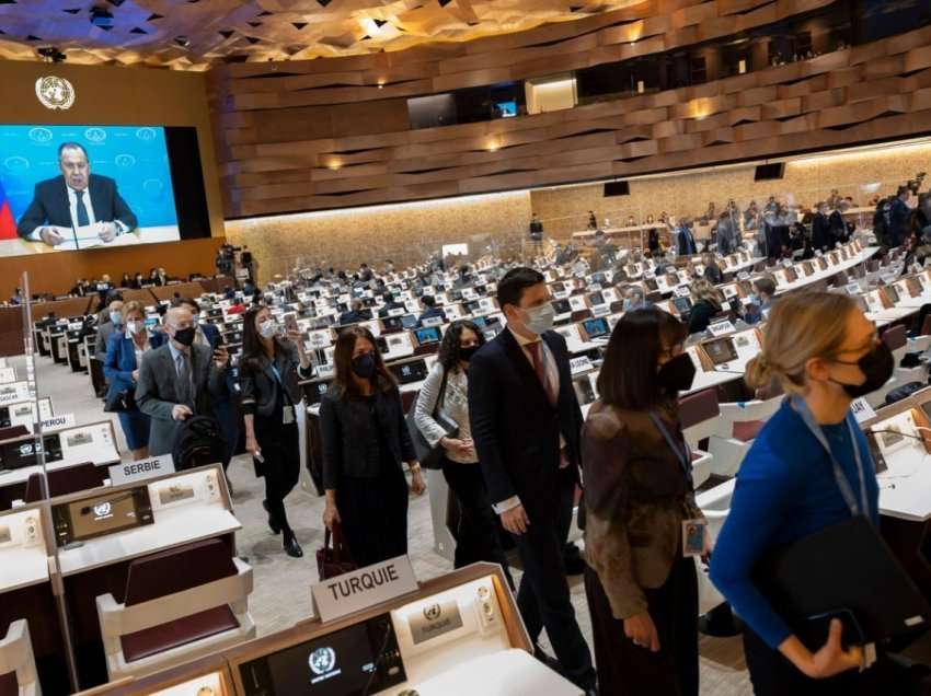 Diplomatët lëshuan sallën gjatë fjalimit të Lavrov, Parlamenti Evropian voton pro pranimit të Ukrainës si vend kandidat