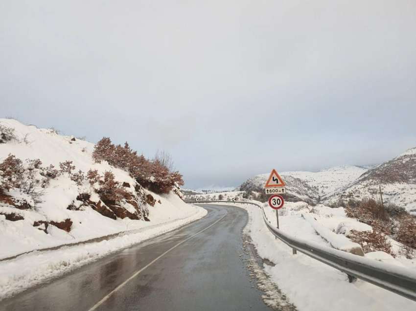 Reshjet e dëborës në zonat malore, ARRSH: Qarkullimi pa probleme në të gjitha akset nacionale