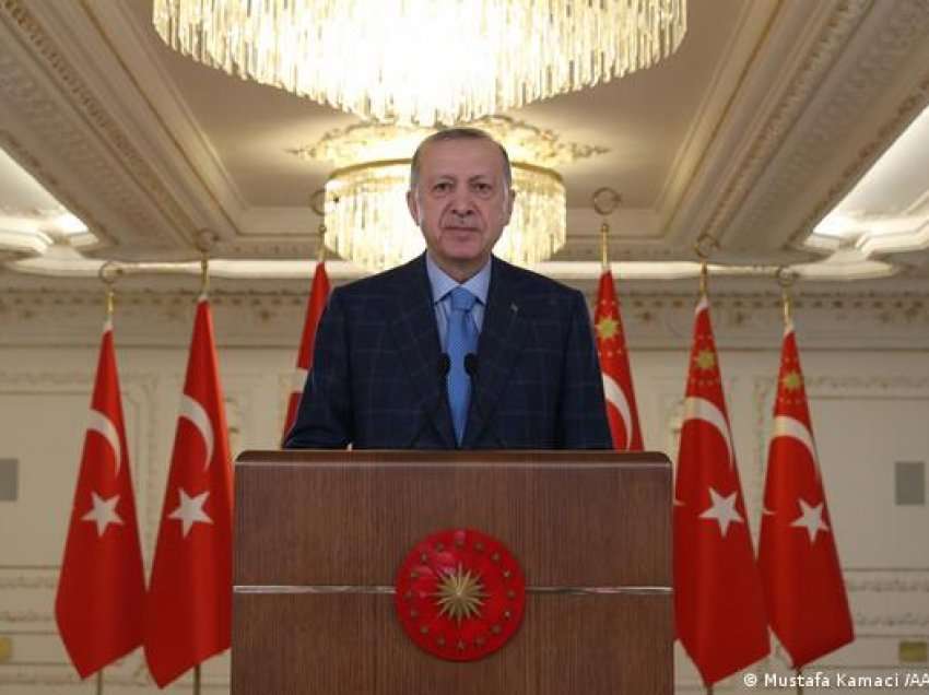 Turqia ndalon qarkullimin e anijeve luftarake në Bosfor dhe Dardanele