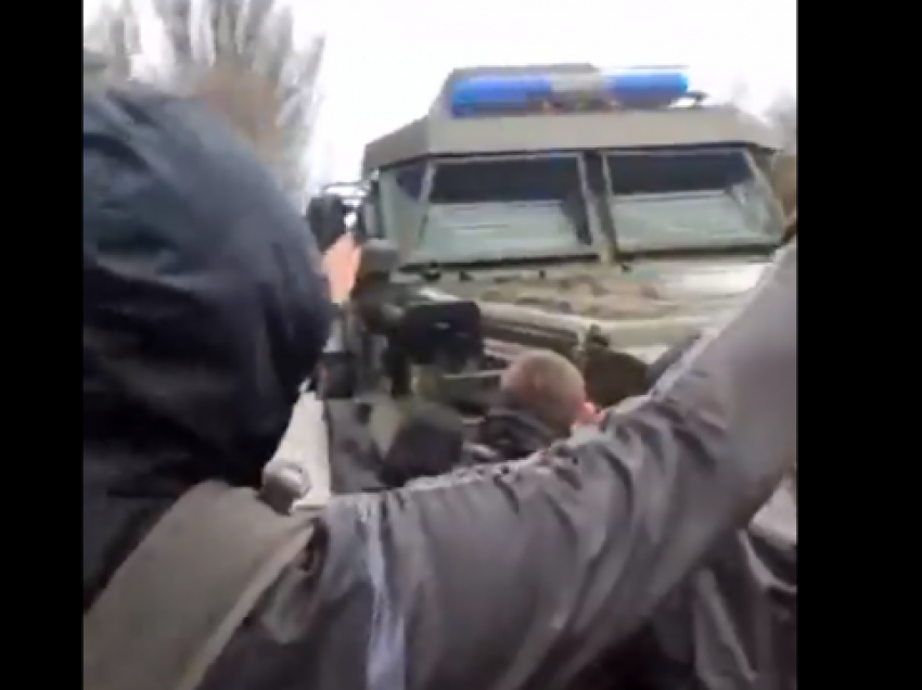 Ukrainasit i dalin përpara konvojit ushtarak, rusët shtijnë në ajër për t’i shpërndarë