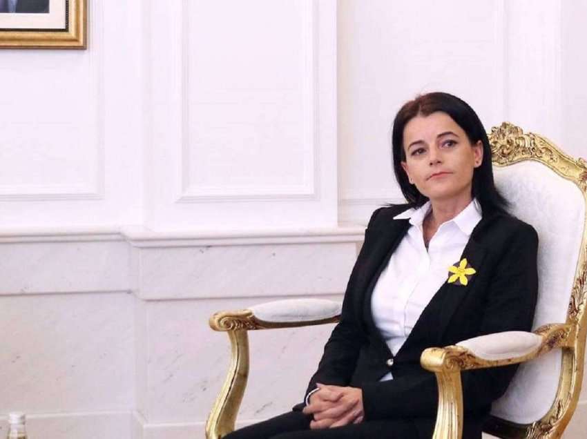 Vasfije Krasniqi dhuron 1 mijë e 346 euro për Fondin për Siguri