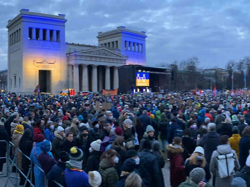 Rreth 45 mijë qytetarë​ protestuan në Mynih kundër Rusisë