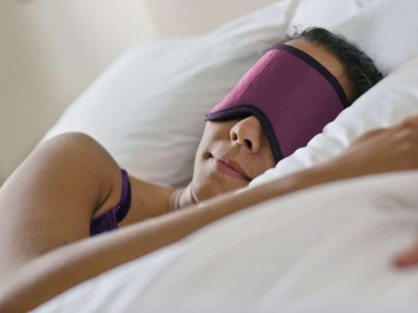 Shkencëtarët sugjerojnë këtë pozicion gjumi për të parandaluar rrudhat