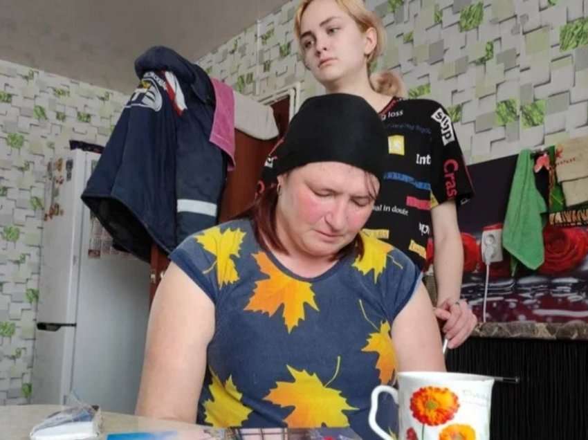 Nëna e ushtarit të vrarë rus mallkon Putinin: Varri i mbeti hapur, djali iu vra një ditë para ditëlindjes së 22