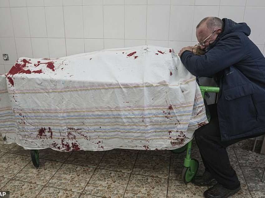 Fotoja që tronditi botën: Babai vajton pranë djalit të vdekur të mbuluar me gjak, u vra nga rusët derisa po luante