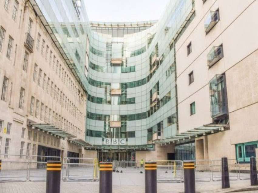 ​BBC do të pezullojë përkohësisht punën e gazetarëve e stafit në Rusi