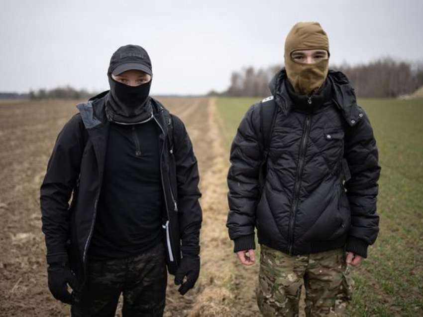 Dy të rinjtë britanikë në krahë të Ukrainës: Nuk u kemi thënë prindërve