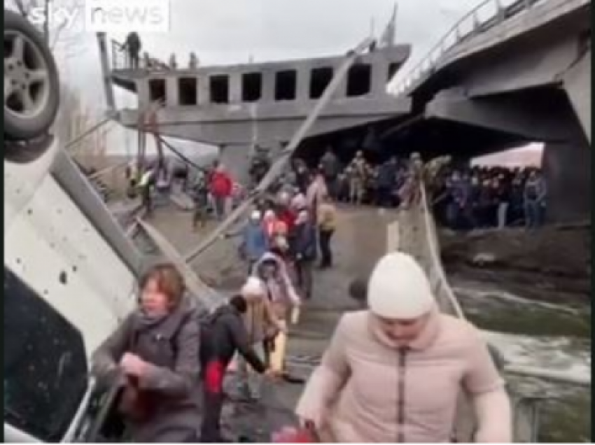 E dhimbshme: Ukrainasit kalojnë në urën e shembur për t’i shpëtuar armikut