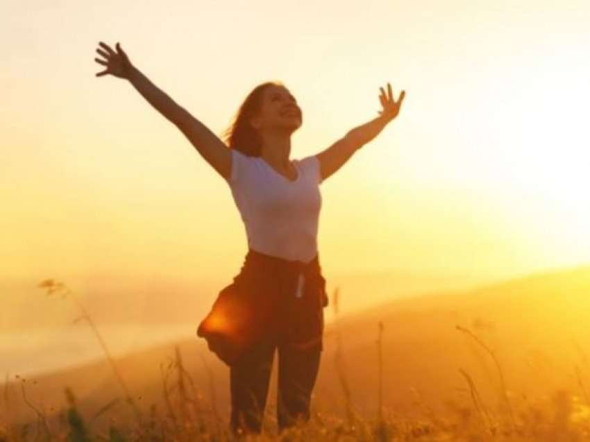 Bëhuni më të kënaqur me jetën, ne ju japim 10 këshilla të shkëlqyera për lumturinë