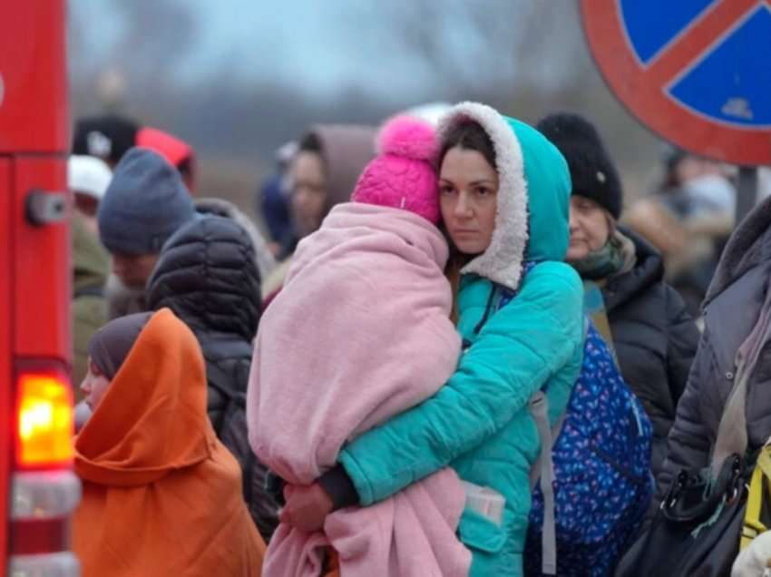 Bombardimet ruse ndaj Ukrainës, mijëra gra dhe fëmijë largohen nga vendi