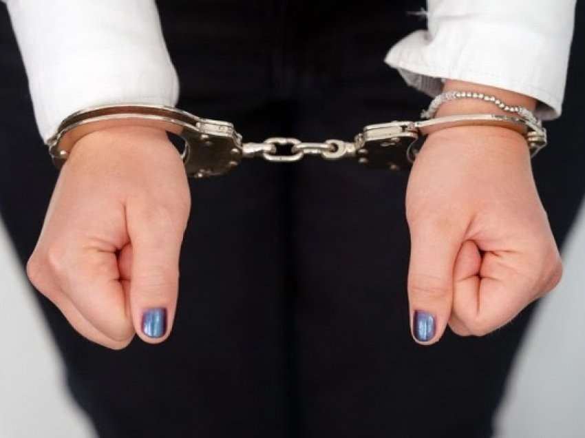 Dy vajza arrestohen në Podujevë, kërcënuan një tjetër dhe e detyruan t’u jep para