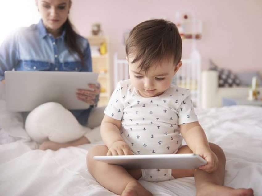 Alarmi i ekspertëve: Çfarë u ndodh fëmijëve që rrinë shumë orë para ekranit