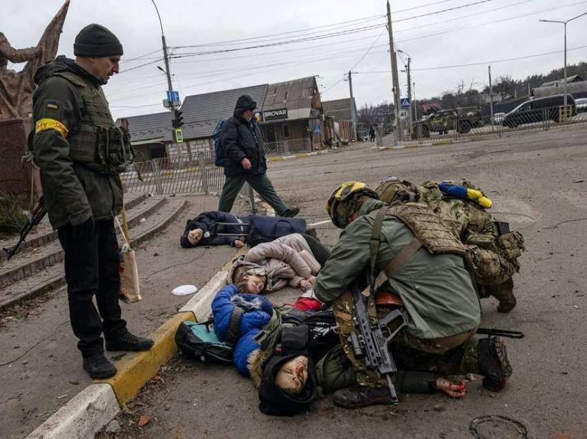 Fotot e tyre tronditën sot mbarë botën/ Si u shua familja ukrainase, të vdekur nëna dhe dy fëmijët, kurse babai...