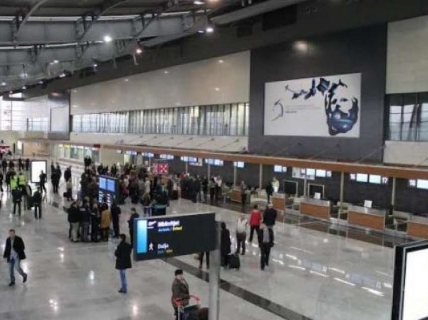 Falsifikim të dokumenteve, pengim të personelit të aeroplanit dhe gjetje e elektroshokut në valixhe – policia ndaloi tre persona në Aeroportin e Prishtinës