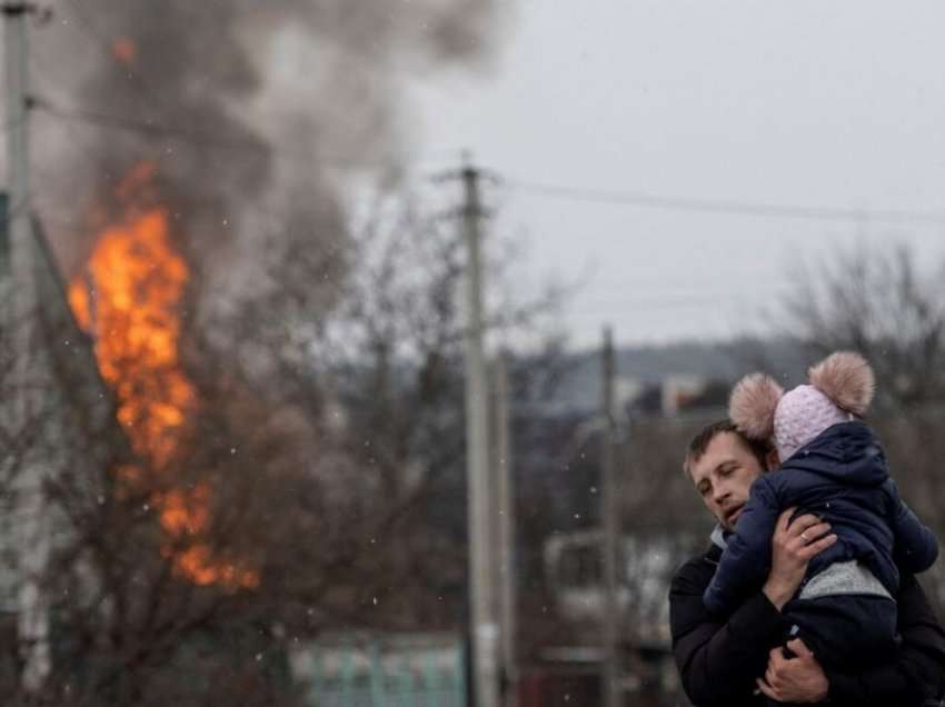 Skena kaotike teksa njerëzit largohen nga qyteti afër Kievit