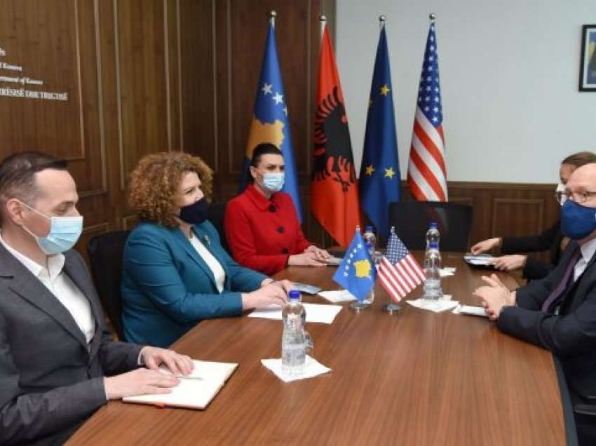 Ambasadori amerikan: Do të ndihmojmë Kosovën në hapjen e vendeve të reja të punës