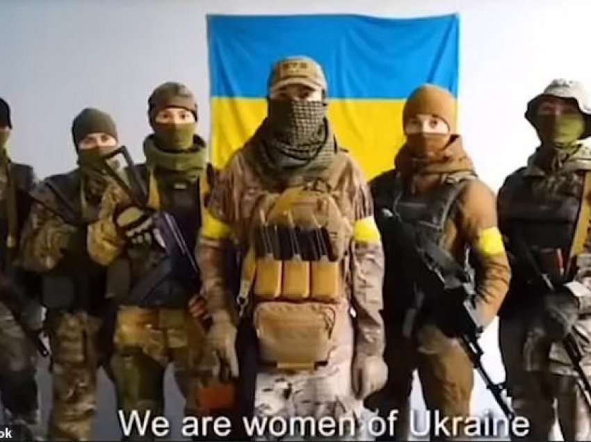 Gjashtë gra ukrainase kapin armët dhe zotohen në mbrojtje të Ukrainës