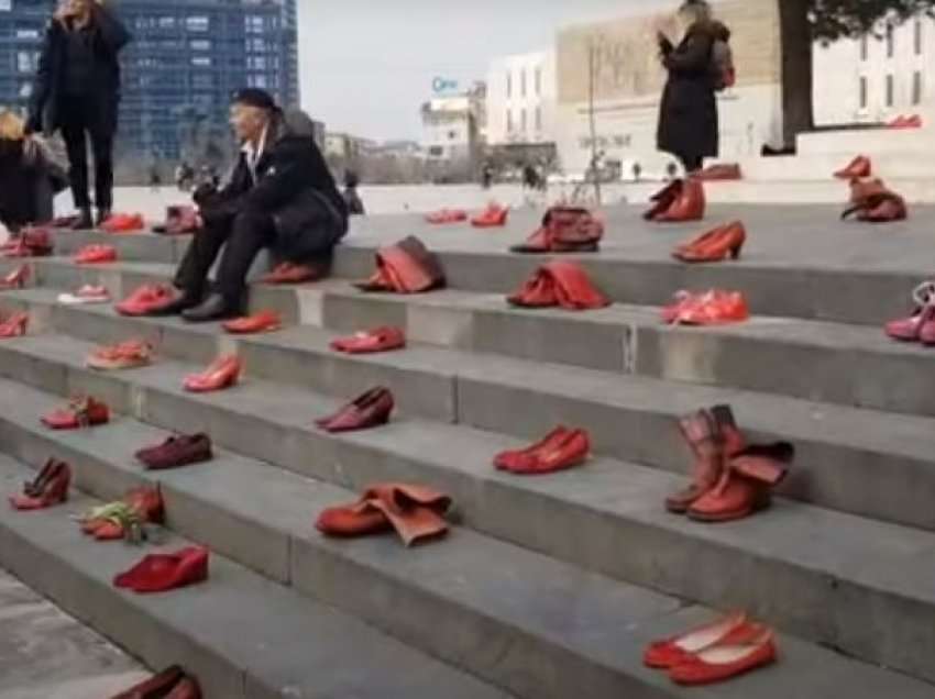 Këpucë të kuqe mbulojnë sheshin “Skënderbej” në Tiranë