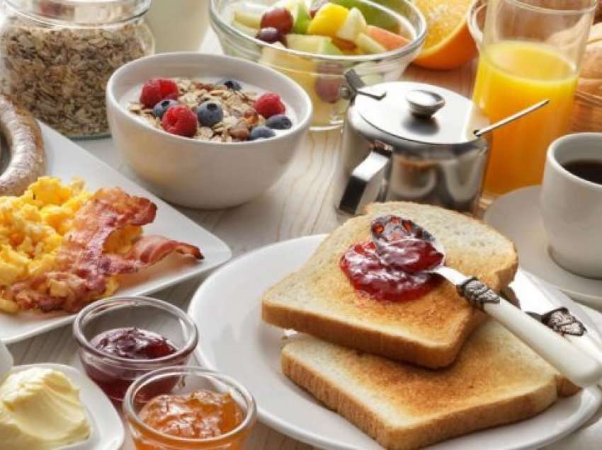 Njerëzit e shëndetshëm hanë tre lloje ushqimesh për mëngjes
