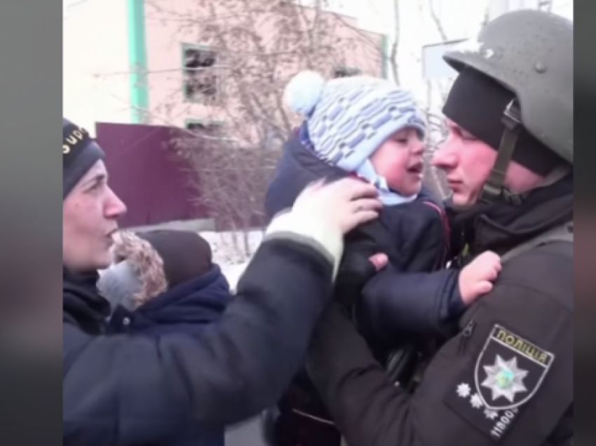 Ndarje e dhimbshme, oficeri ukrainas i thotë lamtumirë djalit dhe gruas
