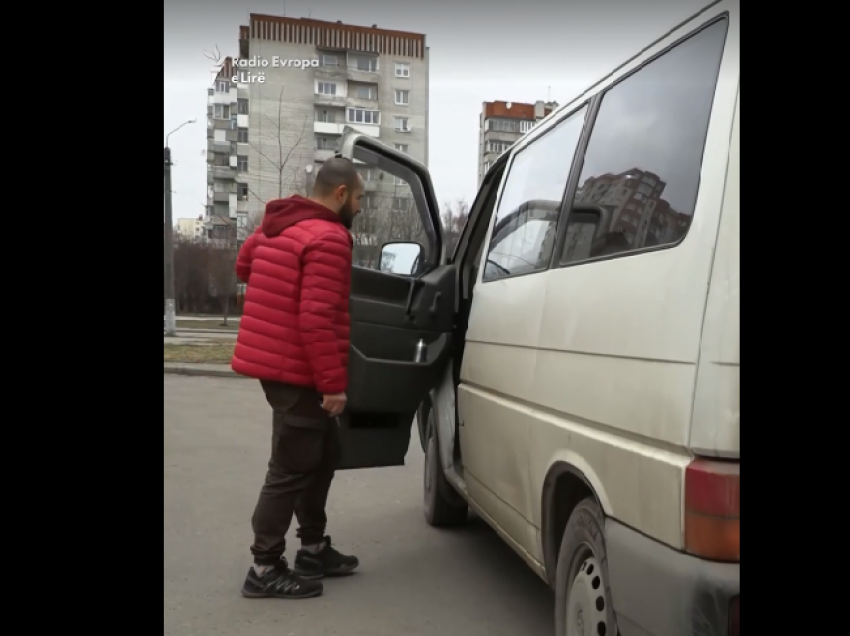 Ukrainasi që po iu ndihmon njerëzve të ikin nga lufta