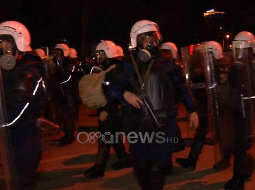 Me skafandra dhe maska antigaz kundër protestuesve, momenti kur ndërhyn FNSH