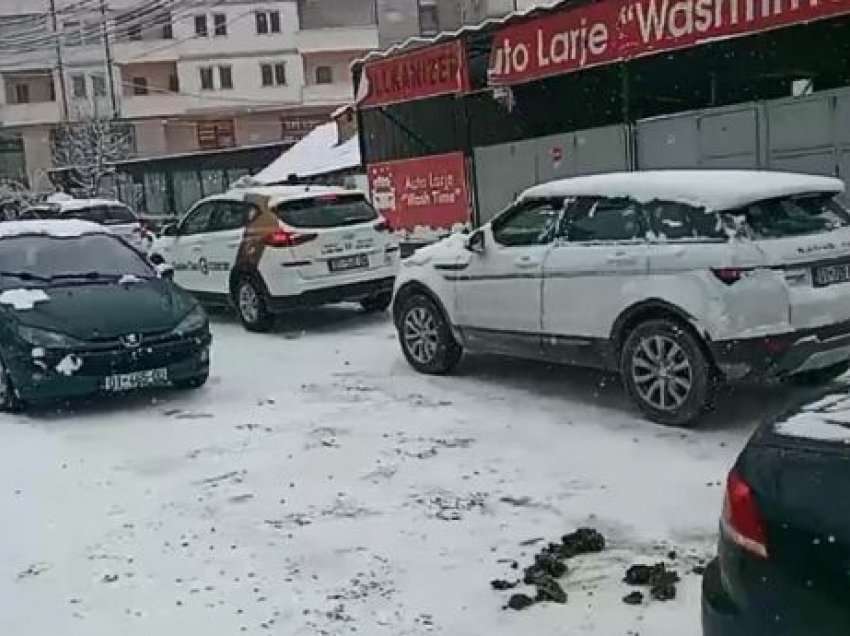 Bora bllokon rrugën “Muharrem Fejza” në Prishtinë