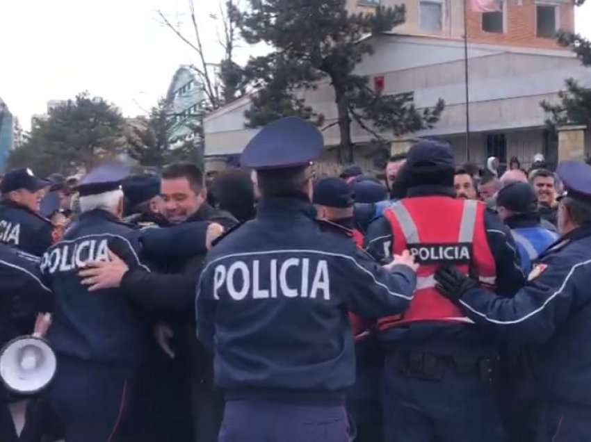 Dita e tretë e protestës në kryeqytet, u bllokuan disa akse, policia përplaset me qytetarët