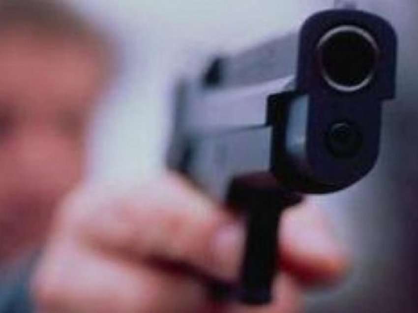 Kërcënoi me armë tre të rinj, arrestohet 20-vjeçari në Pogradec