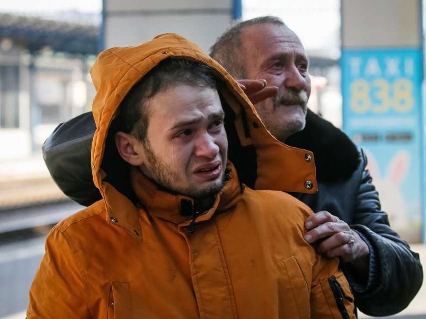 Babë e bir me lot në sy u thonë lamtumirë familjareve të evakuuar
