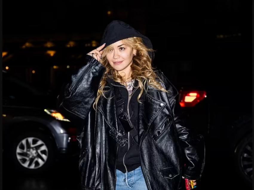 Rita Ora plot stil në New York