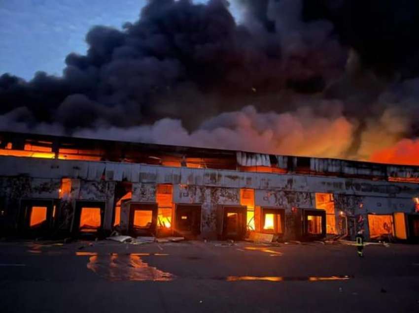 Mëngjes i tmerrshëm/ Rusët e bombardojnë magazinën e ushqimit në Kiev