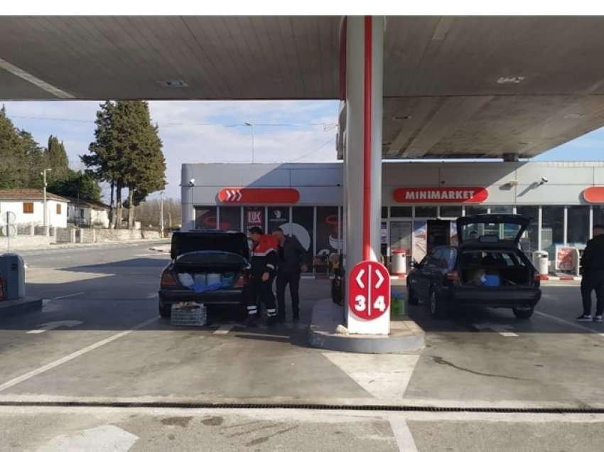 Qytetarët e Shqipërisë me bidona në pikat e karburantit të Ulqinit