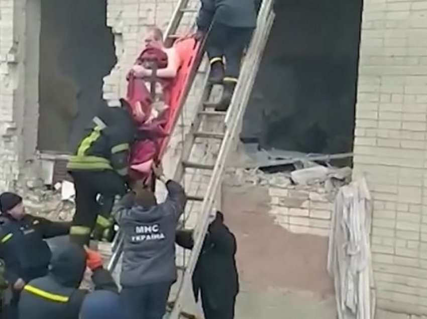 Zjarrfikësit shpëtojnë banorët nga ndërtesat e djegura në Çernihiv