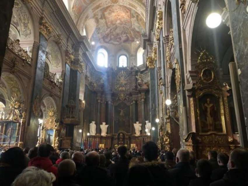 Qytetarët e Lvivit luten ndërsa lufta i afrohet qytetit historik