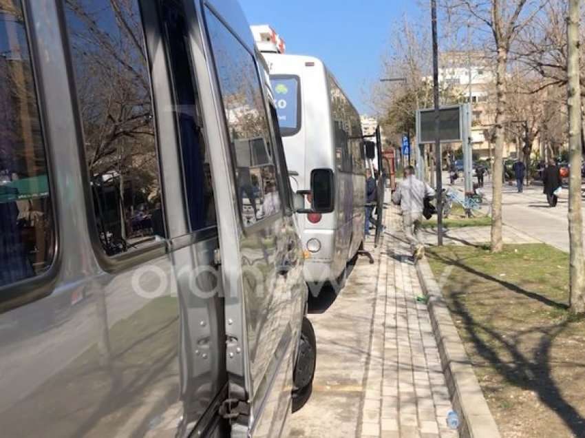 Shoferët e Sarandës e Vlorës paralajmërojnë rritje të çmimit të biletave, Berati e ka bërë