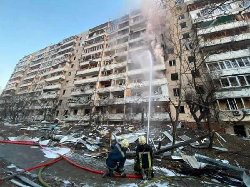 Një i plagosur nga zjarri në një ndërtesë banimi në Kiev