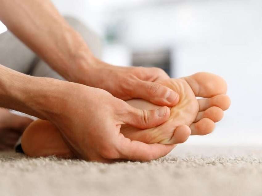 Këshilla të thjeshta për të parandaluar dëmtimin e këmbëve 