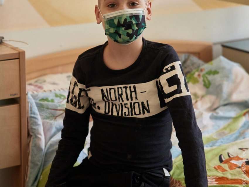 Djali nga Ukraina me kancer merr transfuzion gjaku në një bunker, nuk dihet se a do të arrijë në Poloni i gjallë!